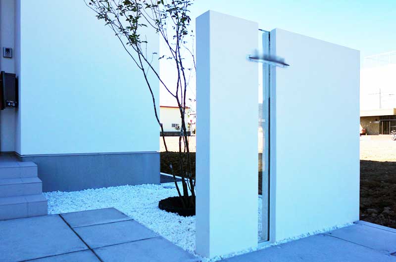 白い塗り壁の門柱