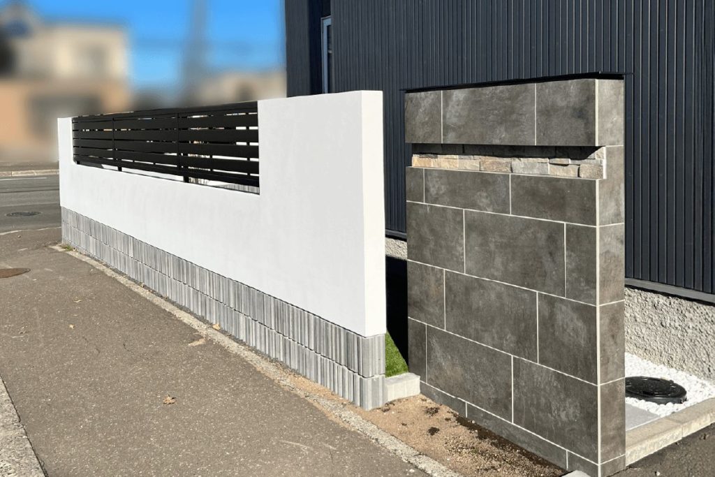 タイル貼り加工の門柱とぬりかべ仕上げの塀・フェンス