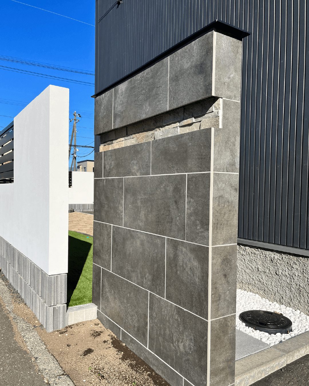 シンプルだけどスタイリッシュにまとまったタイル張りの門柱