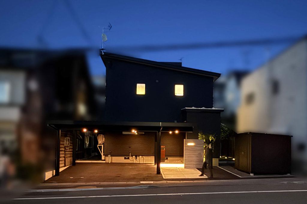 夜間ライティングで
印象的なファサードに
