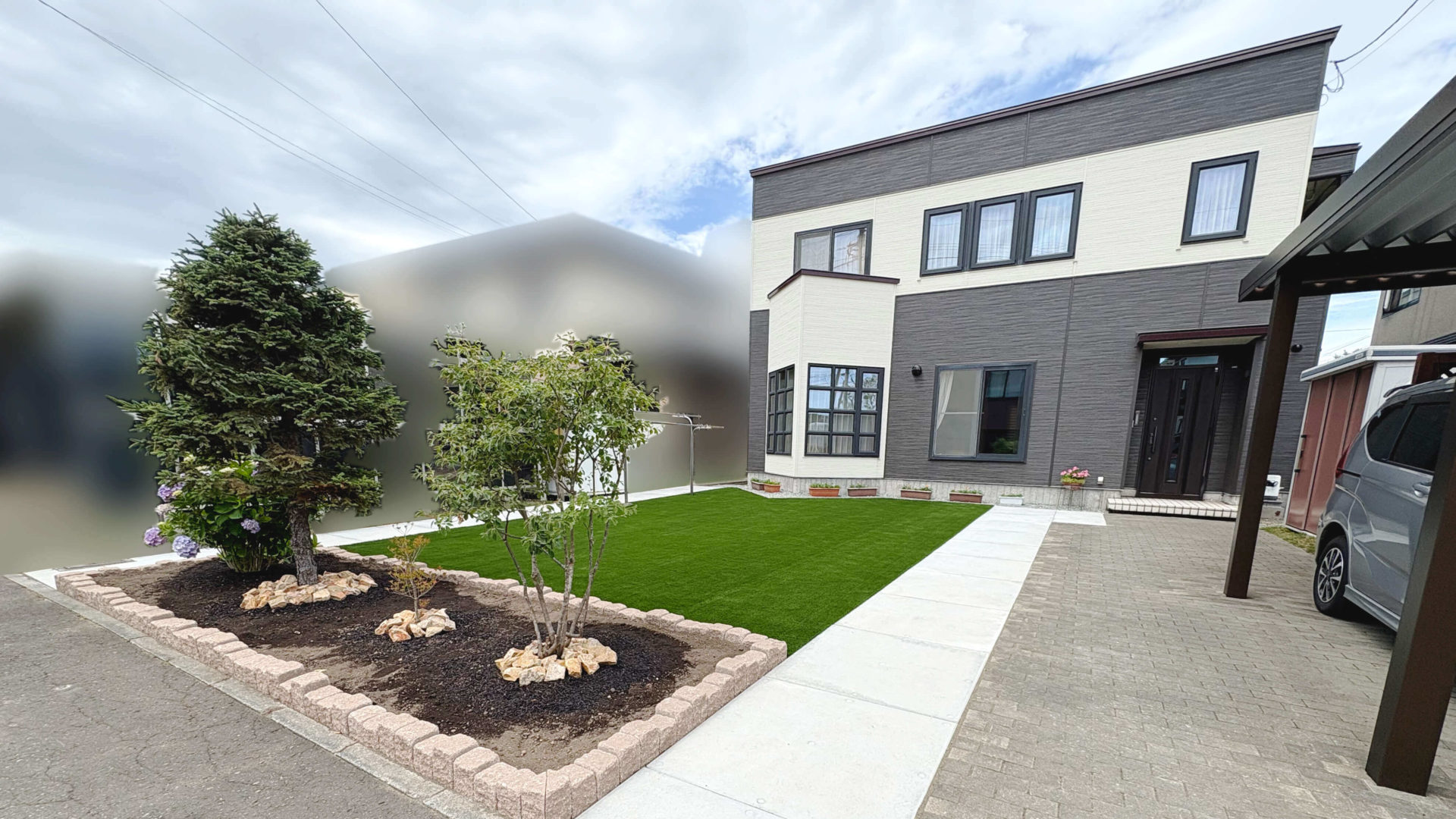 お庭全体はお手入れのしやすい人工芝へ