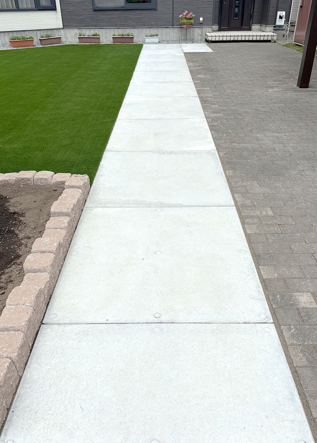 大判のコンクリートブロック「ドットペイブ」