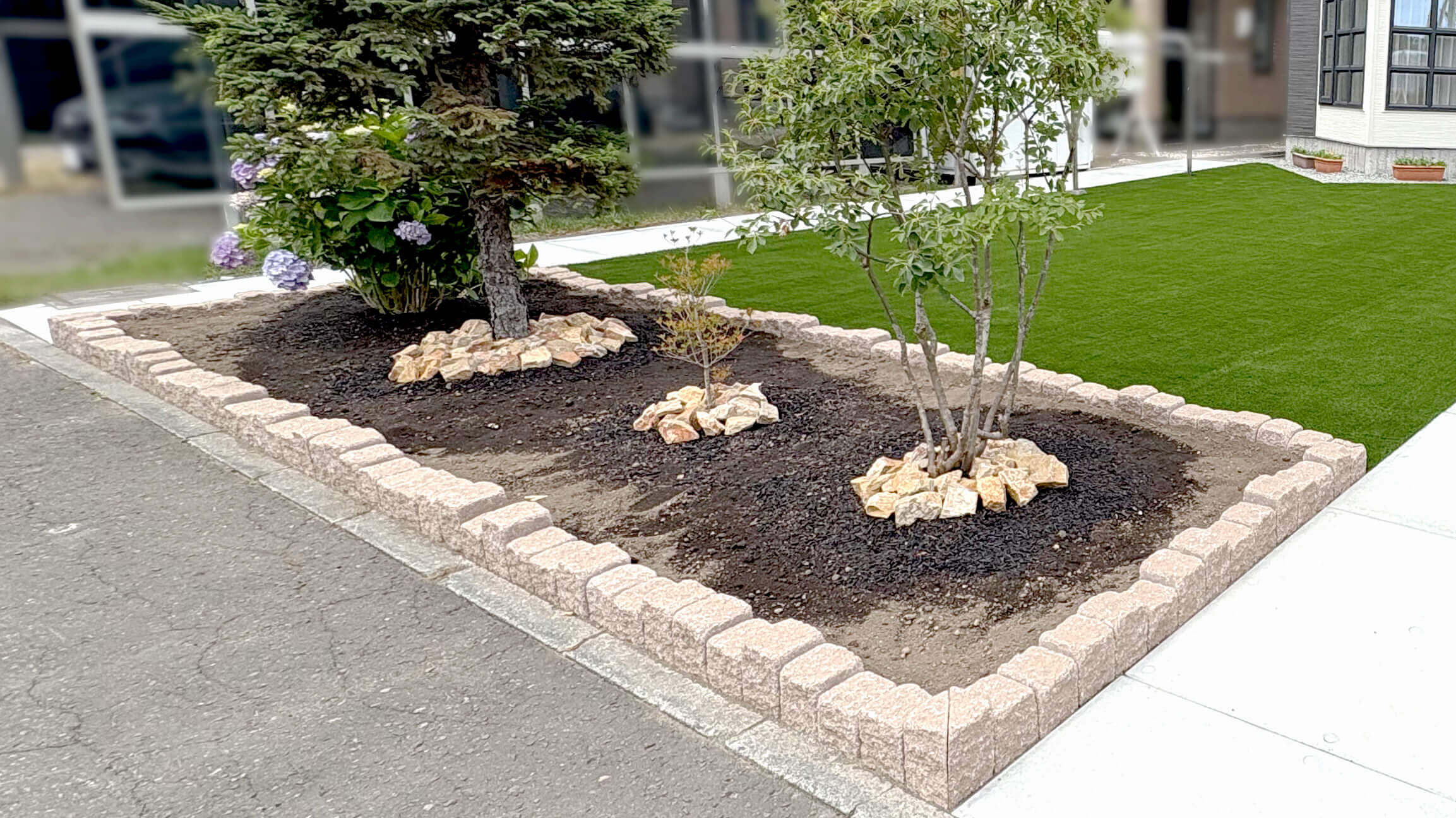 施工後：キレイに花壇として整えました。